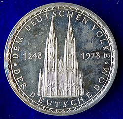 מטבע מיוחד שהונפק ליובל 680 שנה לתחילת הבנייה ב-1248 ומראה את החזית המערבית של קתדרלת קלן