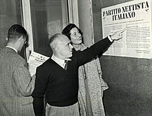 Corrado Tedeschi pointing to the Steak Party program Corrado Tedeschi indica il programma del Partito Nettista Italiano (1953).jpg