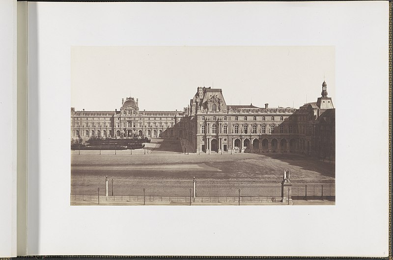 File:Cour Napoléon gezien vanaf de Tuileries, RP-F-1999-143-5.jpg