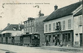Train de voyageurs tracté par la locomotive bicabine no 15 à Ballainvilliers.