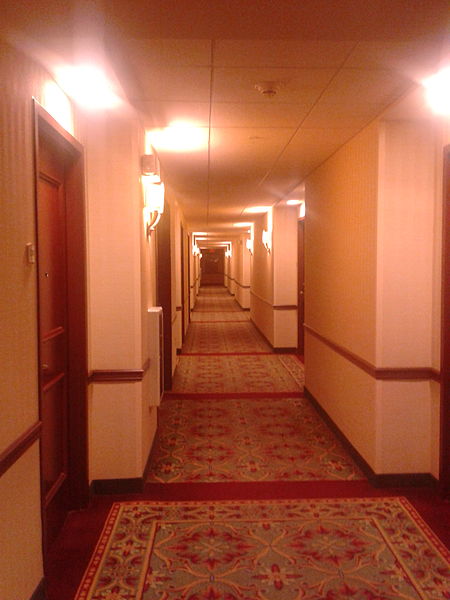 File:Courtyard by Marriott corridor in Saratoga Springs.jpg