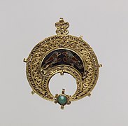 Colgante en forma de media luna con pájaros enfrentados, oro, esmalte cloisonné, turquesa y filigrana (siglo xi)