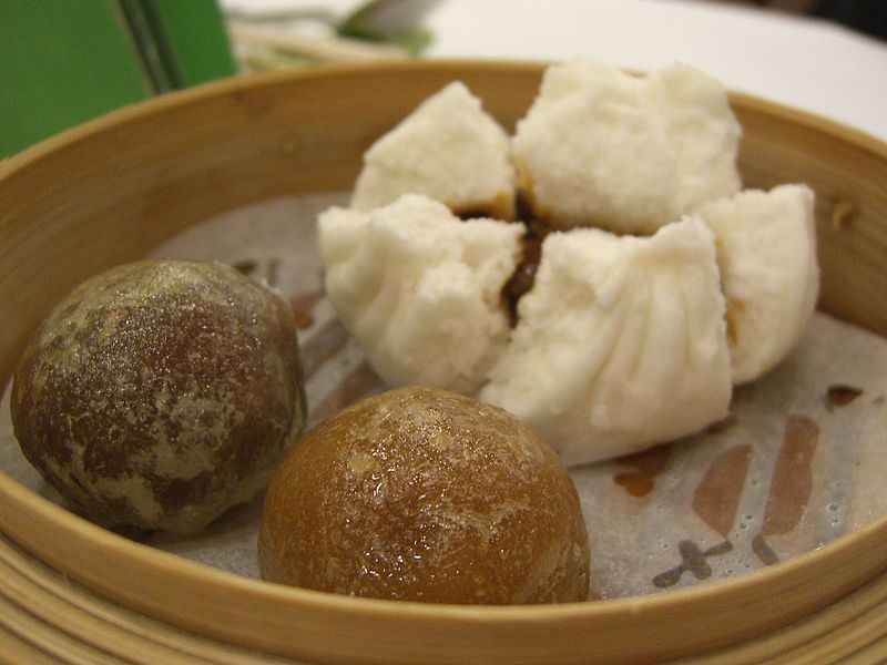 File:Crystal Bun with Cha Siu Bun.jpg