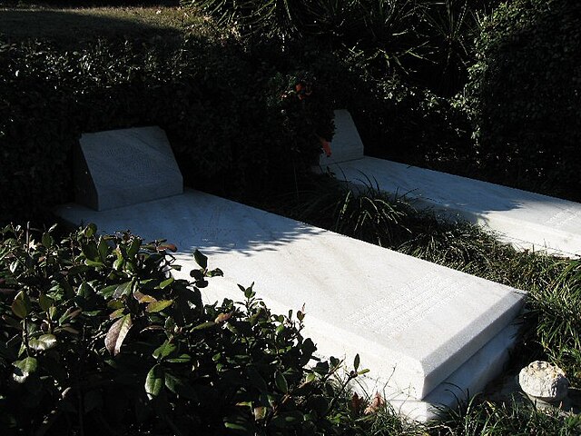 The graves of Duane Allman and Berry Oakley