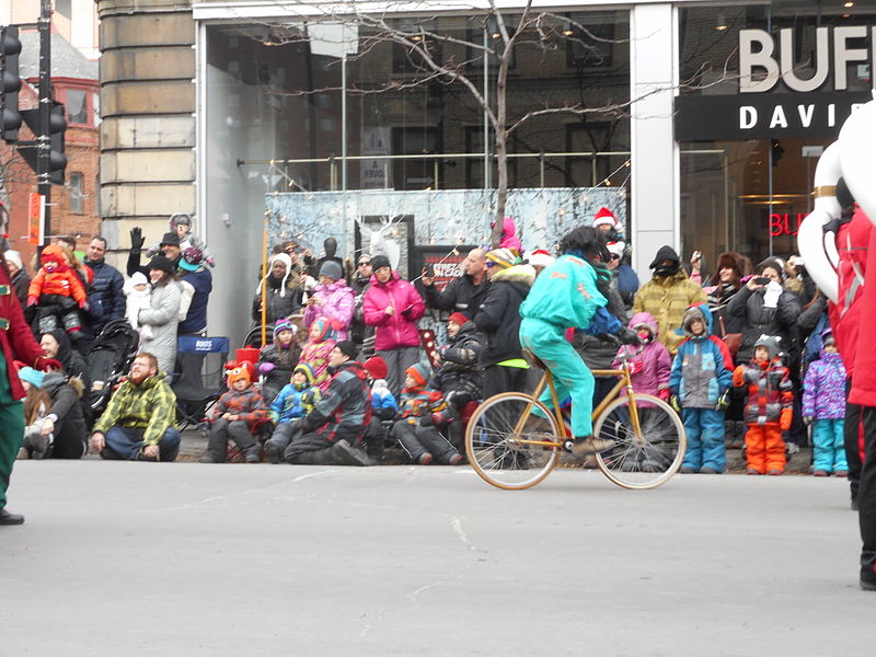 File:Defile du Pere Noel, Montreal, 2014 - 093.jpg