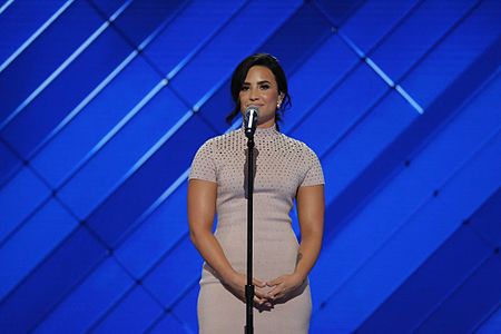 ไฟล์:Demi Lovato at the Democratic National Convention, July 2016.jpg