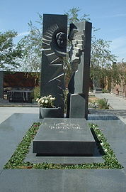 Կարեն Դեմիրճյանի մահարձան և տապանաքար (Կոմիտասի անվան պանթեոն)
