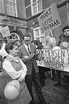 LGBT people demonstrating against art. 248bis in The Hague, 1969 Demonstratie op het Binnenhof in Den Haag tegen wetsartikelen over homofilie con, Bestanddeelnr 922-0290.jpg