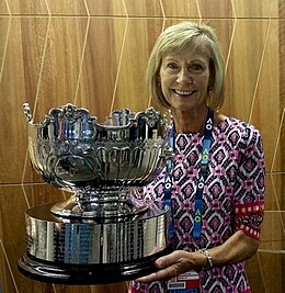 Diane Evers. tenant le trophée de l'Open d'Australie en double féminin.jpg