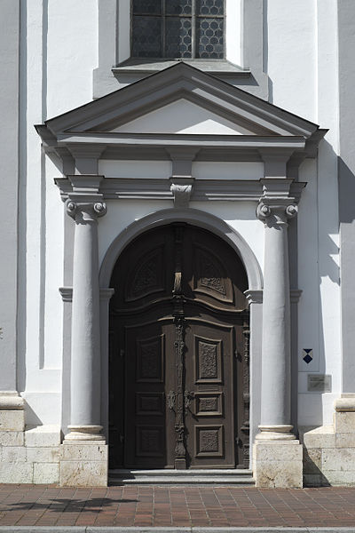 File:Dillingen Studienkirche Mariä Himmelfahrt Portal 412.jpg