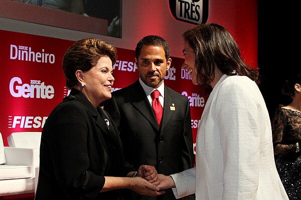 Lília (right) meets Brazilian president Dilma Rousseff (left) at the "Person of the year" event.