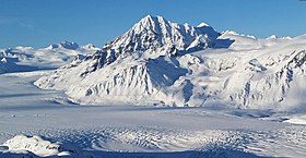 Widok z lotu ptaka na Double Peak i lodowiec o tej samej nazwie.