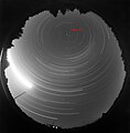 Senda estelar capturada con un objetivo ojo de pez en la que se observa el paso del meteoro (la tenue trayectoria casi vertical justo a la derecha de la estrella polar). La fotografía fue tomada en Červená Hora, en ese entonces en Checoslovaquia. La trayectoria luminosa de la izquierda es la Luna.