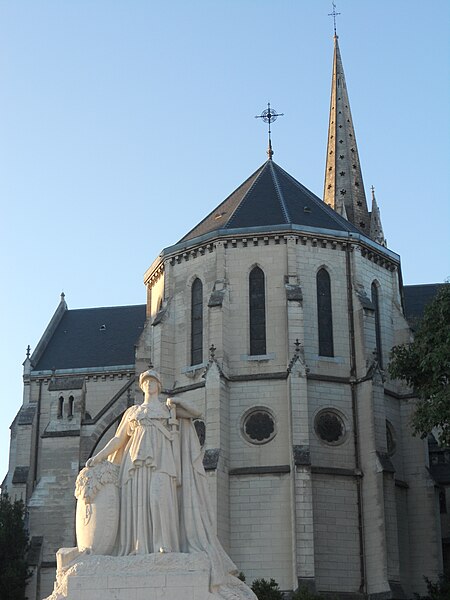 File:Eglise Saint Martin Monument Mort Pau.JPG