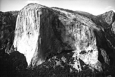 Fotografías en blanco y negro de una montaña vista desde arriba, vista 3/4 y vista frontal.