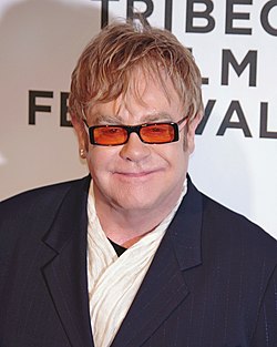 Elton John Tribecan elokuvajuhlilla vuonna 2011.