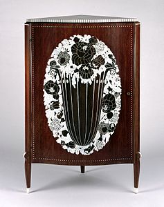 Dulap de colț de mahon cu un design cu un coș cu trandafiri făcut dintr-o intarsie de fildeș de Émile-Jacques Ruhlmann (1923)