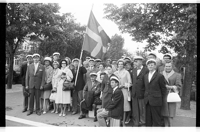 File:Empfang eines schwedischer Männerchors aus Malmö durch die Liedertafel Germania Gaarden von 1900 e.V. zur Kieler Woche 1964 (Kiel 32.955).jpg