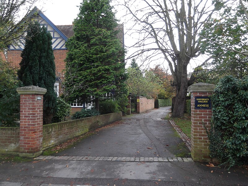 File:Entrance to University College annex, Oxford.JPG