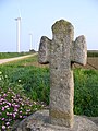 La croix de Toul Grae devant les éoliennes.
