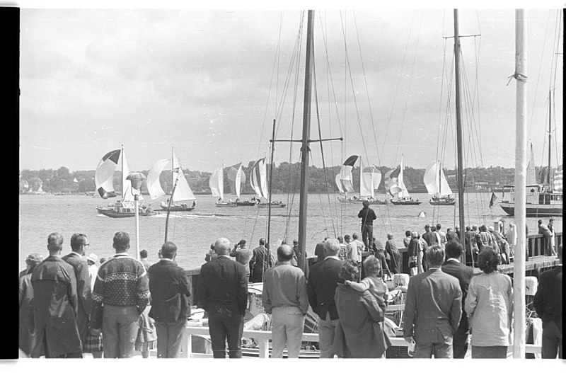 File:Eröffnungsregatta Kiel-Eckernförde zur Kieler Woche 1964 (Kiel 32.972).jpg