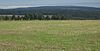 Ergenstein (Mitte) aus Süden vom Kemeler Rücken bei Kemel; mit Windrad nahe Berghausen und Westerwald (Horizont)