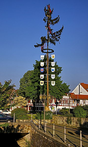 File:Eschborn - Maibaum.jpg