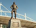 Die Statue von Nílton Santos vor dem Stadion (2009)
