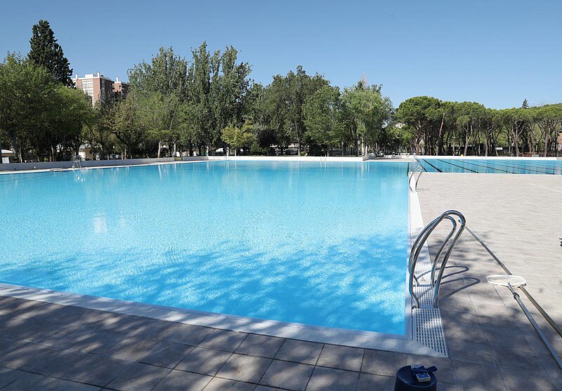 File:Finalizadas las obras de las piscinas gemelas de Aluche 05.jpg