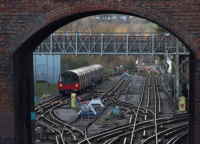 Junction north of station: ahead towards Mill Hill East, right towards West Finchley