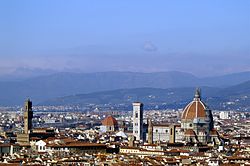 Veduta cittadina dove spicca il Duomo