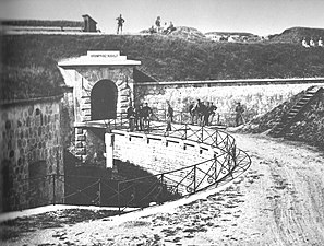 Uno dei due ingressi monumentali del forte