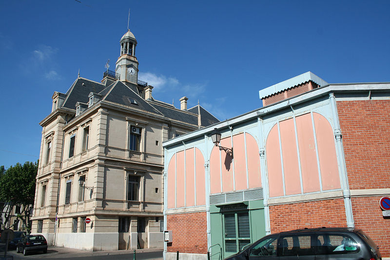 File:Frontignan mairie halles.JPG