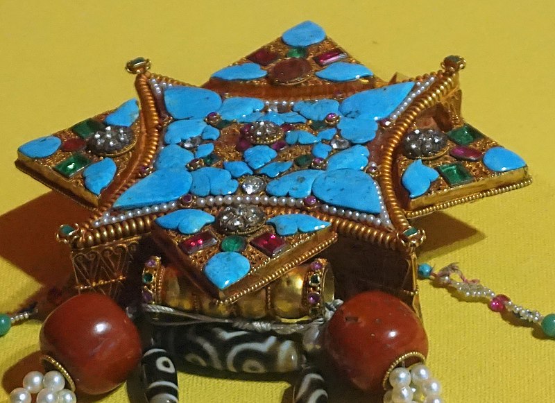 File:Gau of gold with turquoise, rubies, diamonds, pearls and other jewels detail (cropped).jpg