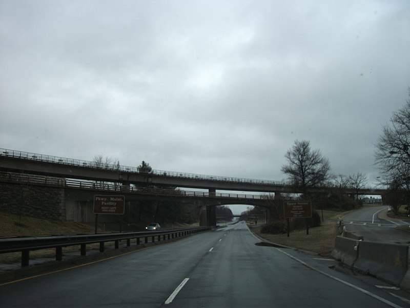 File:George Washington Parkway - Virginia (5512054388).jpg