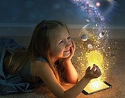 petite fille assise à un bureau sur lequel se trouve une tablette. Des images d'étoiles, planètes, galaxies, montent de cette tablette. La petite fille les admire en souriant