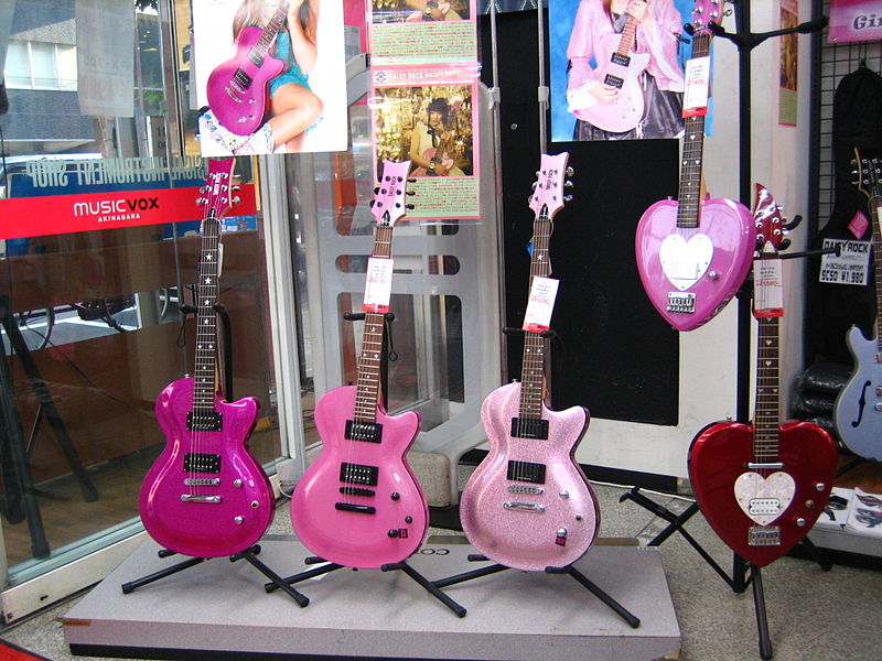File:Girlie Guitars en Akihabara.jpg