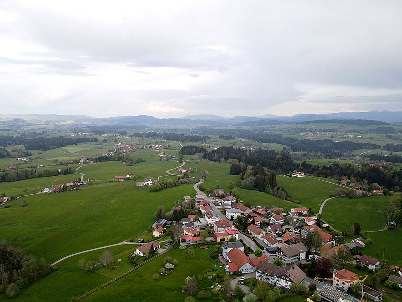 File:Goßholz von oben mit Blick nach Ost. Im Hintergrund Riedhirsch..jpg