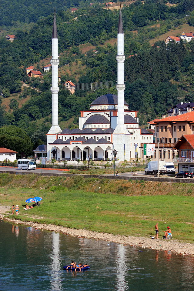 la moskeo Kajserija Ĝamija borde de la Drina