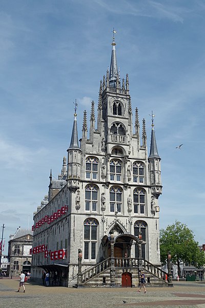 File:Gouda Stadhuis during sunny day 2017.jpg