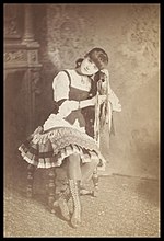 Connie Gilchrist como Amina en Little Fra Diavolo, 1879