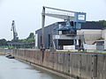 Hafenkran des Kranbau Eberswalde in Düsseldorf, im Hintergrund Gottwald