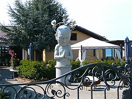 Statue Heinrich Hansjakob von Peter Lenk auf Privatgelände des Burgunderhofes, von der Straße frei einsehbar