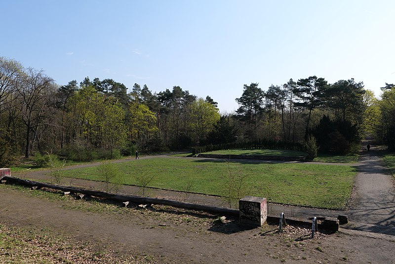 File:Heckengarten Volkspark Wuhlheide 2021-04-20 02.jpg