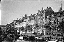 The building in the first half of the 20th century. Heerings Gard ved Christianshavns Kanal.jpg