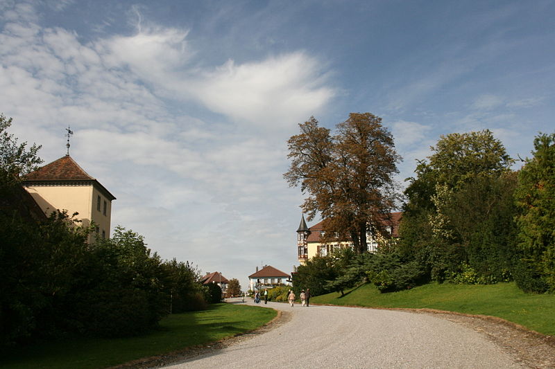 File:Heiligenberg - Vorhof 01 ies.jpg