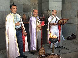 Жрецы-арординеры проводят церемонию в храме Гарни