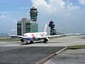 La torre de control i un Airbus A330 de China Airlines aparcat a l'aeroport.