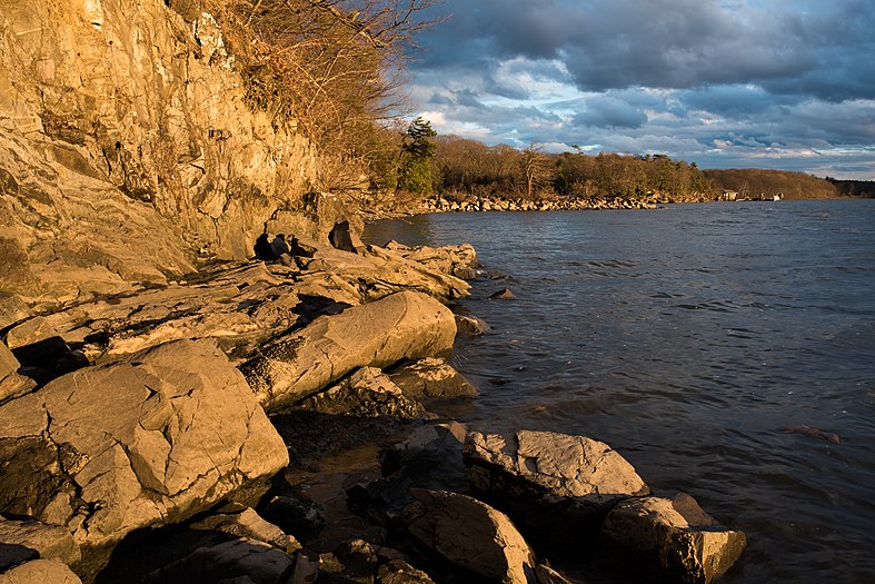 The eastern bank of the Hudson River at Margaret Lewis Norrie State Park in Hyde Park, New York. By User:Juliancolton