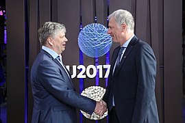 Informal meeting of environment ministers. Handshake Siim Kiisler and Hans Bruyninckx (35083537133).jpg